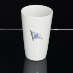 PORCELANA ALEMÃ, um (1) copo na tonalidade branca, ligeiramente obcônico, ornado em policromia com Bandeira da Marinha de Bremen, Alemanha, marca H & Co. (Henrich & Company), Selb, Bavaria, medindo 12,5 cm altura, vide foto.
