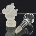 VIDRO, dois (2) itens distintos: 1 tampa para licoreira, incolor e translúcida, facetada, medindo 13 cm altura; 1 escultura representando caravela, acetinada, possui pequenos bicados, souvenir de Portugal, medindo 8,5 cm altura, vide foto.