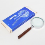 DIVERSOS, uma (1) lente de aumento, marca INTEX, cabo em madeira, acondicionada na caixa, medindo 8 x 19 cm, vide foto.