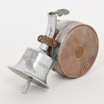 BEBIDA, uma (1) antiga tampa para garrafa de vinho com dispositivo musical a corda acoplado, confeccionada em metal e outros materiais, patenteada nos EUA, Brooklyn N16, NY, não testada, sinais de uso, vide foto.