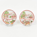 PORCELANA, par (2) xícaras para café, ornamentação policromada pintada a mão representando paisagem lacustre com salgueiros, ponte, montanhas e edificações, padrão IMARI, sem marca de manufatura aparente, possivelmente Japão, ideais para coleção de cristaleira, vide foto.