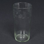 VIDRO, um (1) vaso no formato ligeiramente obcônico quase cilíndrico, incolor e translúcido, canelado na vertical, singela lapidação vegetalista, medindo 16 cm altura, sinais de uso, vide foto.