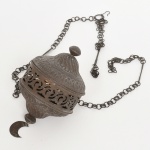 ARTE SACRA, um (1) antigo Turíbulo, confeccionado em metal, encontra-se desmontado, possivelmente faltam partes, medindo 13 cm, vide foto.