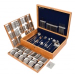 FAQUEIRO COMPLETO, cento e noventa e oito (198) peças, confeccionado em aço inox, marca HÉRCULES, com: 18 talheres de servir; 12 espatulas e 12 garfos para peixe; 12 colheres para café; 12 colheres para chá; 24 colheres para sobremesa de dois tamanhos distintos; 24 garfos para sobremesa de dois tamanhos distintos, 12 facas para sobremesa; 12 colheres, 12 garfos e 12 facas de serviço; 12 taças para sobremesa; 12 colheres longas para drinque; 12 espátulas pequenas para pastinhas, acondicionados na caixa original sem uso ou pouquíssimo uso, ideal para presente, vide foto.