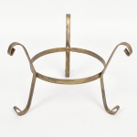 DIVERSOS, uma (1) base trípode para vaso, confeccionada em chapa metálica vergada, medindo 15 cm altura e diâmetro, patina na tonalidade bronze, sinais de uso, vide foto.