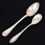 TALHERES, dois (2) distintos confeccionados em metal prateado: 1 colher para chá, manufatura CHRISTOFLE, marca possessória gravada CJ, medindo 15 cm comprimento; 1 colher para café, manufatura EBERLE, medindo 12,5 cm comprimento; vide foto.