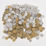 NUMISMÁTICA, entre quatrocentas e quinhentas (400/500) moedas, diversos, períodos, valores, padrões monetários, metais e estados de conservação, a grande maioria brasileira, podendo ou não ter uma ou outra estrangeira, CAÇA AO TESOURO, vide foto.