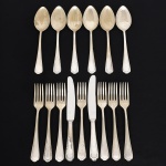 FAQUEIRO, quinze (15) talheres para sobremesa, confeccionados em metal prateado com lâminas em aço, ornamentação relevada em frisos e volutas, manufatura PRATA WOLFF 90 (tradição desde 1894), sendo: 2 facas; 6 colheres e 7 garfos, todos com sinais de uso, vide foto.