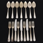 FAQUEIRO, dezesseis (16) talheres de serviço, confeccionados em metal prateado com lâminas em aço, ornamentação relevada em frisos e volutas, manufatura PRATA WOLFF 90 (tradição desde 1894), sendo: 3 facas; 7 colheres e 6 garfos, todos com sinais de uso, vide foto.