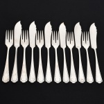 FAQUEIRO, quinze (15) talheres para peixe, confeccionados em metal prateado, ornamentação relevada em frisos e volutas, manufatura PRATA WOLFF 90 (tradição desde 1894), sendo: 6 espatulas e 6 garfos, todos com sinais de uso, vide foto.
