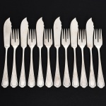 FAQUEIRO, quinze (15) talheres para peixe, confeccionados em metal prateado, ornamentação relevada em frisos e volutas, manufatura PRATA WOLFF 90 (tradição desde 1894), sendo: 6 espatulas e 6 garfos, todos com sinais de uso, vide foto.