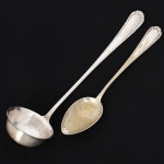 FAQUEIRO, dois (2) talheres distintos para servir, confeccionados em metal prateado, ornamentação relevada em frisos e volutas, manufatura PRATA WOLFF 90 (tradição desde 1894), sendo: 1 concha e 1 colher de arroz, medindo a maior peça  33 cm comprimento, ambos com sinais de uso, vide foto.