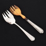 FAQUEIRO, dois (2) talheres distintos para servir, confeccionados em metal prateado, ornamentação relevada em frisos e volutas, manufatura PRATA WOLFF 90 (tradição desde 1894), sendo: 1 garfo para salada e 1 garfo para frios, ambos com sinais de uso, vide foto.