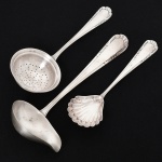 FAQUEIRO, três (3) talheres distintos para servir, confeccionados em metal prateado, ornamentação relevada em frisos e volutas, manufatura PRATA WOLFF 90 (tradição desde 1894), sendo: 1 coador; 1 concha para caldos e 1 concha para molheira, todas com sinais de uso, vide foto.