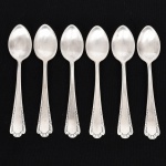 FAQUEIRO, seis (6) colheres para café, confeccionadas em metal prateado, ornamentação relevada em frisos e volutas, manufatura PRATA WOLFF 90 (tradição desde 1894), todas com sinais de uso, vide foto.