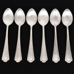 FAQUEIRO, seis (6) colheres para café, confeccionadas em metal prateado, ornamentação relevada em frisos e volutas, manufatura PRATA WOLFF 90 (tradição desde 1894), todas com sinais de uso, vide foto.