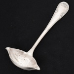 FAQUEIRO, uma (1) concha para molheira, confeccionada em metal prateado, manufatura FRACALANZA (tradição desde 1884), ornamentação no padrão Art Nouveau, relevada em frisos e folhas terminando em laçarote, medindo 18 cm comprimento, sinais de uso, vide foto.