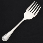 FAQUEIRO, um (1) garfo de servir, confeccionada em metal prateado, manufatura FRACALANZA (tradição desde 1884), ornamentação no padrão Art Nouveau, relevada em frisos e folhas terminando em laçarote, medindo 23 cm comprimento, sinais de uso, vide foto.