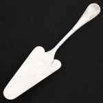 FAQUEIRO, uma (1) espátula para servir torta ou bolo, confeccionada em metal prateado, manufatura FRACALANZA (tradição desde 1884), ornamentação no padrão Art Nouveau, relevada em frisos e folhas terminando em laçarote, sinais de uso, vide foto.