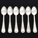 FAQUEIRO, seis (6) colheres para café, confeccionadas em metal prateado, manufatura FRACALANZA (tradição desde 1884), ornamentação no padrão Art Nouveau, relevada em frisos e folhas terminando em laçarote, sinais de uso, vide foto.