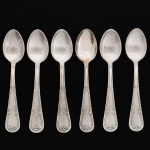 FAQUEIRO, seis (6) colheres para café, confeccionadas em metal prateado, manufatura FRACALANZA (tradição desde 1884), ornamentação no padrão Art Nouveau, relevada em frisos e folhas terminando em laçarote, sinais de uso, vide foto.