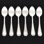 FAQUEIRO, seis (6) colheres para chá, confeccionadas em metal prateado, manufatura FRACALANZA (tradição desde 1884), ornamentação no padrão Art Nouveau, relevada em frisos e folhas terminando em laçarote, sinais de uso, vide foto.