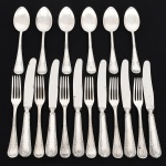 FAQUEIRO, dezoito (18) talheres de sobremesa, confeccionados em metal prateado, manufatura FRACALANZA (tradição desde 1884), ornamentação no padrão Art Nouveau, relevada em frisos e folhas terminando em laçarote, sendo: 6 facas; 6 garfos e 6 colheres, sinais de uso, vide foto.