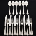 FAQUEIRO, dezoito (18) talheres de serviço, confeccionados em metal prateado, manufatura FRACALANZA (tradição desde 1884), ornamentação no padrão Art Nouveau, relevada em frisos e folhas terminando em laçarote, sendo: 6 facas; 6 garfos e 6 colheres, sinais de uso, vide foto.