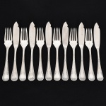 FAQUEIRO, doze (12) talheres para peixe, confeccionados em metal prateado, manufatura FRACALANZA (tradição desde 1884), ornamentação no padrão Art Nouveau, relevada em frisos e folhas terminando em laçarote, sendo: 6 espátulas e 6 garfos, sinais de uso, vide foto.