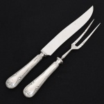 FAQUEIRO, conjunto trinchante com dois (2) talheres: 1 faca e 1 garfo, confeccionados em metal prateado, manufatura FRACALANZA (tradição desde 1884), ornamentação no padrão Art Nouveau, relevada em frisos e folhas terminando em laçarote, sinais de uso, vide foto.