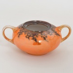 PORCELANA ALEMÃ, um (1) açucareiro sem a tampa, pintado a mão em policromia com arremates a ouro, pelo atelier RW, Made in Geremany, sobre porcelana de fabrica da Bavaria, medindo 11,5 cm diâmetro, sinais de uso, vide foto.