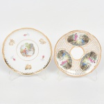 PORCELANA, dois (2) pratinhos decorativos distintos: 1 com ornamentação policromada representando cena de galanteio, possivelmente baseada na obra de FRAGONARD (Jean Honoré Fragonard, Grasse 1732 Paris 1806, pintor, desenhista e gravurista francês, estilo Rococó, conhecido pela exuberância e hedonismo de sua obra, pinturas do gênero com atmosfera de intimidade e erotismo), borda com flores em policromia e arremates a ouro, manufatura REAL (Mauá, SP, 1943 a 1994), medindo 14,5 cm diâmetro; 1 ornado com três cenas de galanteio idênticas e policromadas, arremates em pérgulas a ouro, manufatura CONDESSA (fundada por Nicolas Coman e Hercílio Deeke, em 1956 na cidade de Blumenau, SC, como Coman & Deek Ltda, pouco tempo depois Porcelana Condessa S/A, fechou em 1967), medindo 14 cm diâmetro, vide foto.