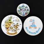 PORCELANA, três (3) pratinhos souvenires: 1 de London com pontos turísticos; 1 da Walt Disney e 1 da Danmark, medindo o maior 11,5 cm diâmetro, vide foto.