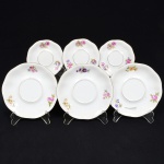 PORCELANA CHECOSLOVACA, seis (6) pires descasados sem as xícaras, sendo 3 para café e 3 para chá, ornamentação floral policromada, arremates com frisos a ouro, marca PIRKEN HAMMER - (fundada em 1803 por Johann Gottlob List e Friedrich Höcke, na região da Bohemia na Áustria, atual Brezová na Checoslováquia, que com a divisão não sei em que lado foi parar, vendida em 1811 para Christopher Reichenbach e Christian Nonne com apoio financeiro de seu pai Martin Ficher ficando conhecida como Ficher & Reichenbach, em 1852 Christian comprou a parte do sócio e em 1859 vendeu a fábrica para o seu filho Rudolf Karl Ficher e o sogro Ludwig Von Mieg passando a se chamar Ficher & Mieg, foi leiloada em 1908 e os arrematantes foram Wilhelm e Victor Maier, aderiu em 1918 e 1920 respectivamente a OEPIAG {Osterreichische Porzellan Industrie AG} e EPIAG {Erste primeira Bohemische Porzellan Industrie AG} mudança esta devido a criação da Checoslováquia, cabe ainda ressaltar que as siglas OEPIAG e EPIAG não são fábricas e sim um plano associativo para promover a porcelana da região da Bohemia, a fábrica continua em atividade), modelo AVIGNON, medindo respectivamente 11,5 cm e 15 cm diâmetro, sinais de uso, vide foto.