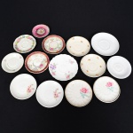 PORCELANA, quatorze (14) pires variados para chá e café, descasados sem as xícaras, procedências, manufaturas e decorações variadas, alguns no estado, vide foto.