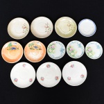 PORCELANA E FAIANÇA, doze (12) itens: 3 porta copos da marca SCHMIDT, ornamentação floral policromada, medindo 8,5 cm diâmetro; 9 pires descasados sem as xícaras, modelos e manufaturas variadas: IPB; STEATITA: PEDREIRA; IRFM; etc., vide foto.