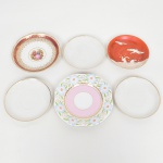 PORCELANA E FAIANÇA, seis (6) pires descasados sem as xícaras, dois deles de origem japonesa, medindo o maior 16,5 cm diâmetro, um deles possui craquejado, vide foto.