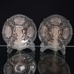 VIDRO, dois (2) pires descasados sem as xícaras, tonalidade rosa, translúcidos, detalhes acetinados, modelagem floral, medindo 14,5 cm diâmetro, vide foto.