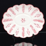 FAIANÇA, uma (1) fruteira oval, moldada em gomos, pintada a mão com flores e frutas, tom sir tom em vermelho, marca ETIENNE (Cerâmica Saint Etienne, Itaipava, RJ), medindo 31 x 25 x 6 cm, raspados na borda, sinais de uso, vide foto.