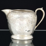 METAL PRATEADO INGLÊS, uma (1) cremeira, ornamentação burilada e cinzelada em elementos vegetalistas, marca representada por trevo com estrelas dentro das pétalas (fundada em 1801 por Mary Barker, como Barker Bros, logo depois o negócio foi continuado pelo filho William Barker em parceria com Creed; mudou de nome várias vezes: Barker & Creed; William & Matthias Barker; Barker Brothers; Barker Brothers Silversmiths Ltd.; Barker Ellis Silver Company Ltd.), ladeado pelas letras EP BM (electro plate britain metal), Made in England, medindo 10 cm altura, sinais de uso, descascando, vide foto.