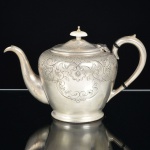 METAL PRATEADO INGLÊS, um (1) bule de chá, ornamentação burilada e cinzelada em elementos vegetalistas, pega da tampa em polímero, alça curvilínea, marca representada por trevo com estrelas dentro das pétalas (fundada em 1801 por Mary Barker, como Barker Bros, logo depois o negócio foi continuado pelo filho William Barker em parceria com Creed; mudou de nome várias vezes: Barker & Creed; William & Matthias Barker; Barker Brothers; Barker Brothers Silversmiths Ltd.; Barker Ellis Silver Company Ltd.), ladeado pelas letras EP BM (electro plate britain metal), Made in England, medindo 17,5 cm altura, sinais de uso, vide foto.