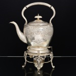 METAL PRATEADO INGLÊS, um (1) samovar completo, ornamentação burilada e cinzelada em elementos vegetalistas, pega da tampa em polímero, alça curvilínea, marca representada por trevo com estrelas dentro das pétalas (fundada em 1801 por Mary Barker, como Barker Bros, logo depois o negócio foi continuado pelo filho William Barker em parceria com Creed; mudou de nome várias vezes: Barker & Creed; William & Matthias Barker; Barker Brothers; Barker Brothers Silversmiths Ltd.; Barker Ellis Silver Company Ltd.), ladeado pelas letras EP BM (electro plate britain metal), Made in England, medindo 33 cm altura, sinais de uso, vide foto.