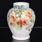 PORCELANA, um (1) vaso bojudo, pintado a mão com rosas em policromia pelo atelier ZAIRA, manufatura SCHMIDT (Pomerode, SC; Mauá, SP; Campo Largo, PR, fundada em 1945, ainda em atividade, maior fábrica de porcelana da América Latina), medindo 17 cm altura, vide foto.