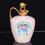 PORCELANA, uma (1) garrafa com tampa, ornamentação floral policromada, pintada a mão pelo atelier ZAIRA, manufatura SCHMIDT (Pomerode, SC; Mauá, SP; Campo Largo, PR, fundada em 1945, ainda em atividade, maior fábrica de porcelana da América Latina), arremates a ouro, medindo 23 cm altura, vide foto.