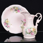 PORCELANA, conjunto com dois (2) itens: 1 gomil e 1 bacia, ornamentação floral policromada, pintados a mão pelo atelier ZAIRA, manufatura SCHMIDT (Pomerode, SC; Mauá, SP; Campo Largo, PR, fundada em 1945, ainda em atividade, maior fábrica de porcelana da América Latina), bicado na bacia visto pela parte de baixo, medindo a maior peça 31 cm diâmetro, vide foto.