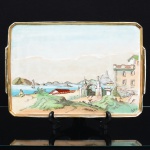 PORCELANA, uma (1) bandeja retangular, pintada a mão pelo atelier ZAIRA, representando Marina com Barcos e Edificações, assinada e datada no CID, 22-4-1968, manufatura SCHMIDT (Pomerode, SC; Mauá, SP; Campo Largo, PR, fundada em 1945, ainda em atividade, maior fábrica de porcelana da América Latina), arremates a ouro, medindo 36 x 25 cm, sinais de uso, vide foto.