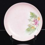 PORCELANA, um (1) prato decorativo pintado a mão com rosas em policromia pelo atelier ZAIRA, manufatura SCHMIDT (Pomerode, SC; Mauá, SP; Campo Largo, PR, fundada em 1945, ainda em atividade, maior fábrica de porcelana da América Latina), medindo 24,5 cm diâmetro, vide foto.