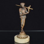 ESCULTURA, uma (1) representando D. QUIXOTE, confeccionada em bronze, base em alabastro, medindo 20 cm altura, vide foto.