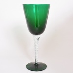 VIDRO DE MURANO, uma (1) imponente taça de pé alto, bojo e base na tonalidade verde e translucido, fuste incolor com espiralados internos, medindo 33 cm altura, vide foto.