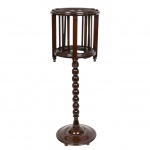 MOBILIÁRIO, um (1) pedestal para cachepô, confeccionado em madeira maciça, gradeado, fuste em bagas sobrepostas, base em bolacha, pés torneados, medindo 90 cm altura, vide foto.